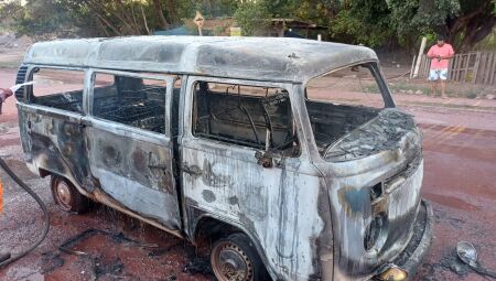 Incêndio destrói Kombi de entregas em Corumbá