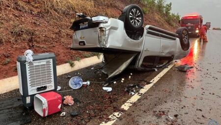 Caminhonete capotada na BR-359