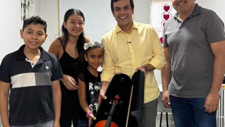 Beto entregando instrumentos