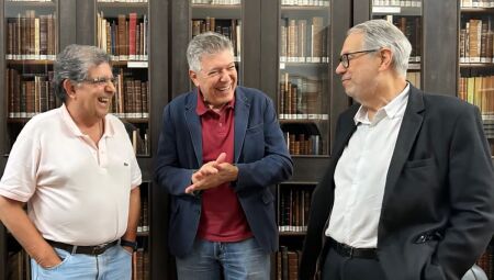 Ao centro o presidente do Fórum Brasileiro, Henrique de Medeiros; à.esquerda o vice Antonio Penteado Mendonça e o secretário Ernani Buchmann