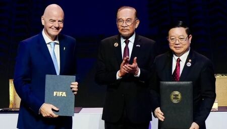 O presidente da Fifa, Gianni Infantino, o primeiro-ministro malaio, Anwar Ibrahim, e o secret&aacute;rio-geral da ASEAN, Kao Kim Hourn 