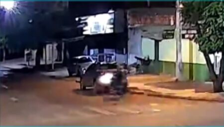 Motociclista atingiu a traseira da picape