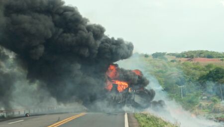 Carreta com produtos químicos pega fogo na BR-158, em Paranaíba (vídeo)