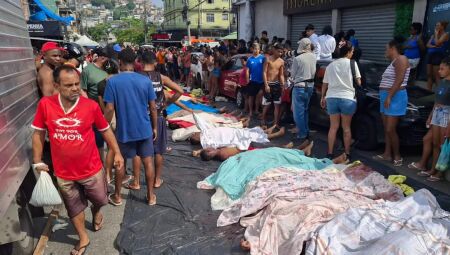 Corpos em área de mata foram levados para a praça da comunidade