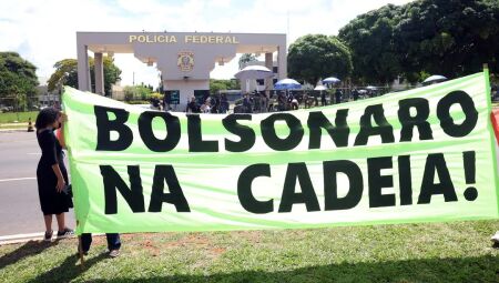 Manifestantes estiveram em frente a sede da PF, em Brasília