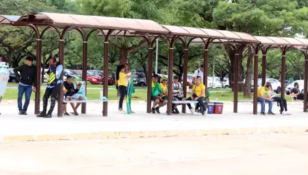 Apoiadores do ex-presidente em frente a Superintendencia da PF