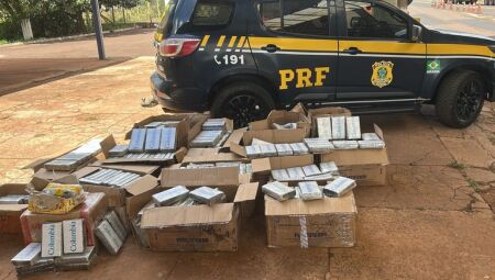 Os dois homens não informaram o destino do entorpecente e foram presos em flagrante.