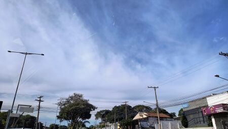 Tempo amanheceu com alguns nuvens, mas calor predomina