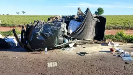 Teto de caminhonete é arrancado durante colisão com caminhão e passageira morre em MS
