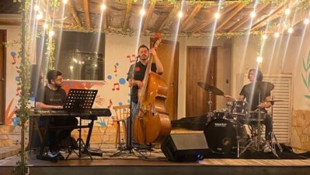 Jota Trio apresenta show dedicado ao legado de Tom Jobim, misturando jazz e bossa nova em clima intimista