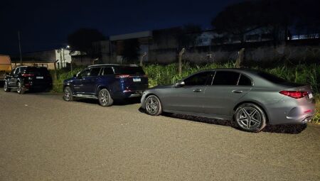 Carros de luxo apreendidos após prisão do suspeito no bairro Daniel Fonseca em Uberlândia