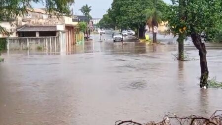 Avenida Capibaribe, em Campo Grande, ficou completamente alagada