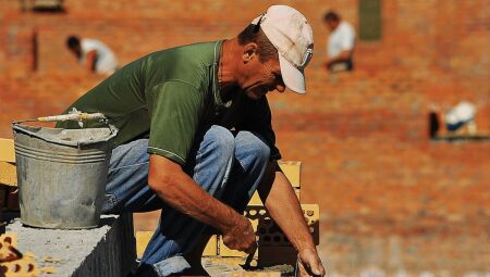 Pedreiro, repositor e costureira são destaques em vagas na Funsat nesta sexta