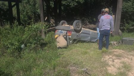 Família escapa praticamente ilesa após carro cair da ponte em Porto Murtinho
