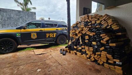 Caminhoneiro é preso transportando maconha escondida em tambores 