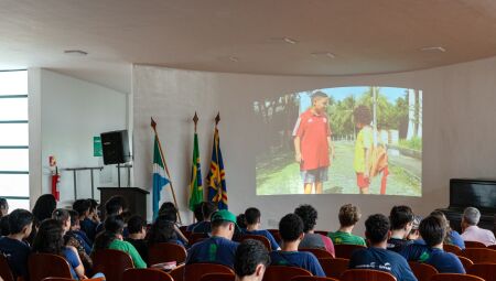 Exibição na Escola Estadual Maria Constança Barros Machado