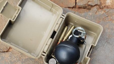 No interior do imóvel, os agentes encontraram ainda três munições de fuzil calibre 5.56, duas munições de pistola calibre 380 e a granada