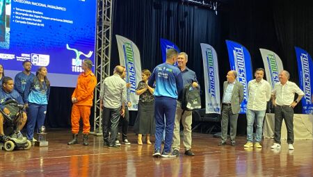 Riedel entrega bolsa a um dos atletas contemplados