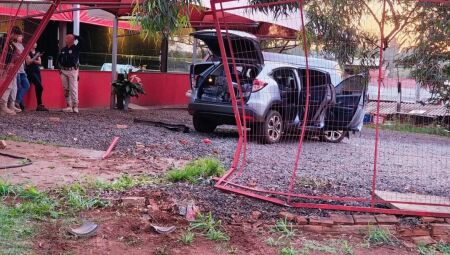 Carro só parou após a batida