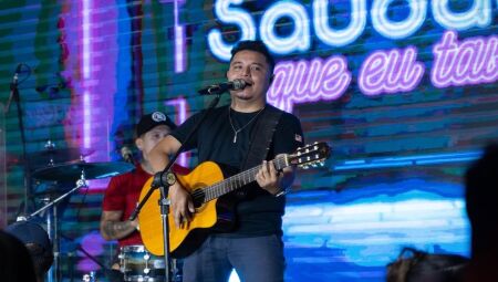 Arthur vai cantar no palco do programa do Ratinho