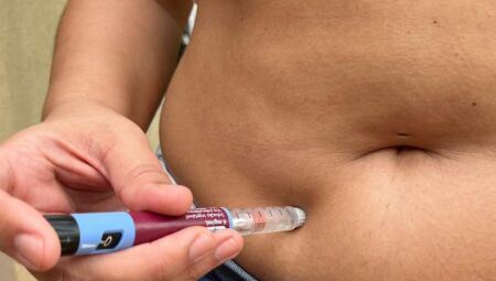 A Secretaria reforça que o tratamento deve ser conduzido por profissionais habilitados e baseado em práticas seguras