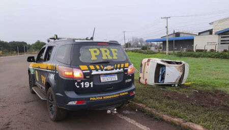 Veículo capotou em uma rotatória