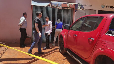 Vítima foi encontrada caída ao lado de uma mesa