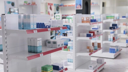 Idoso tenta matar dois funcionários de farmácia com golpes de faca em Campo Grande