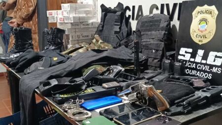 Grupo criminoso se passava por policiais; materiais apreendidos na ação.  