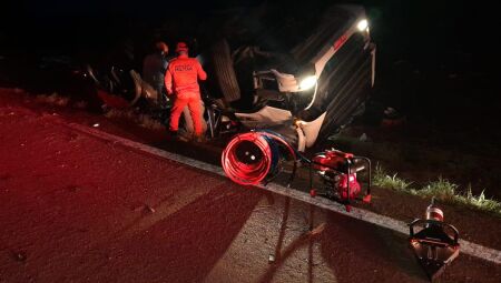 Motorista morre ao tombar caminhão após usar drogas entre Inocência e Paranaíba