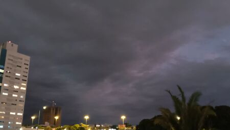 Um dia nublado e escuro em Campo Grande