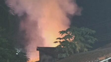 Casa foi incendiada e vitimou três pessoas da mesma família; moradores filmaram o incêndio