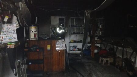 Loja foi atingida pelo incêndio durante a noite