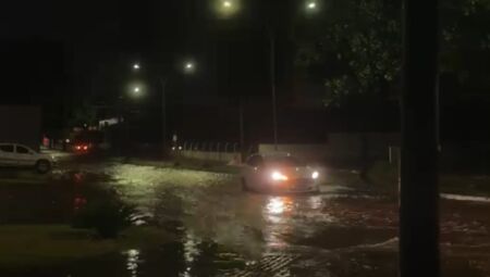 Avenida Rachid Neder ficou mais uma vez alagada