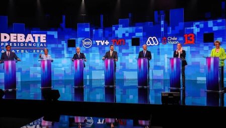 Os candidatos presidenciais Franco Parisi, Jeannette, Marco Enriquez, Johannes Kaiser, Jose Antonio, Eduardo Artes e Evelyn Matthei no debate final