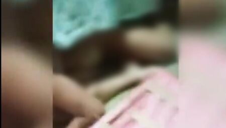 Vídeo: Esposa flagra amante do marido escondida e 'presente de Deus' nega traição