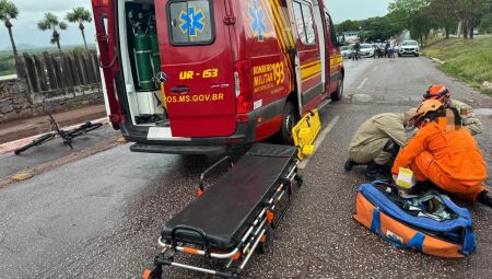 Motociclista é socorrida após cair sozinha e ficar ferida em Corumbá