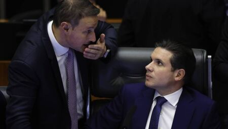 O relator do projeto, Guilherme Derrite (PP-SP), e o presidente da Câmara, Hugo Motta (Republicanos-PB)