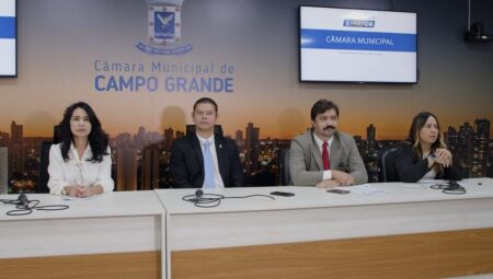 Secretária municipal de Finanças, Márcia Hokama, em reunião na Câmara