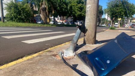 Peças do carro ficaram pelo local