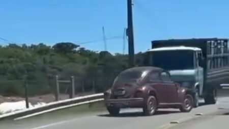 VÍDEO: Motorista de Fusca morre após fazer 'zig-zag' em rodovia e bater contra caminhão