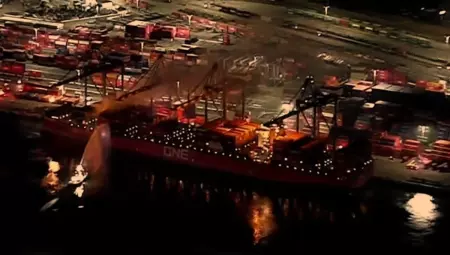 VÍDEO: Explosão atinge navio cargueiro no porto de Los Angeles