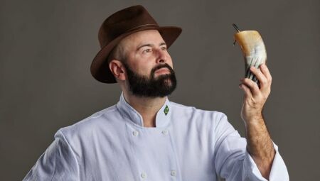 Além de chef e pesquisador, Paulo Machado é mestre em Hospitalidade, formado em Direito e Gastronomia