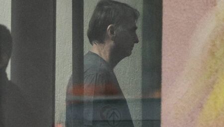 Bolsonaro acompanha Michelle Bolsonaro até a porta da PF