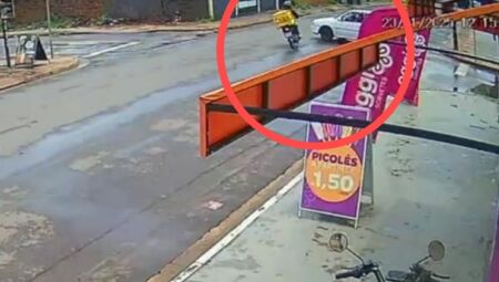VÍDEO: Motorista foge após atropelar motoentregador no Nova Lima