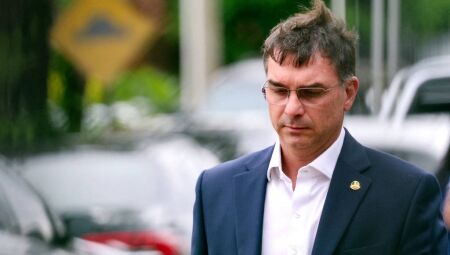 Flávio Bolsonaro (PL) deixa a PF após visitar o pai preso