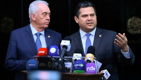 Os presidentes do Senado, Davi Alcolumbre (D), e da CCJ, Otto Alencar, anunciam o calendário e o relator da indicação de Jorge Messias ao STF 