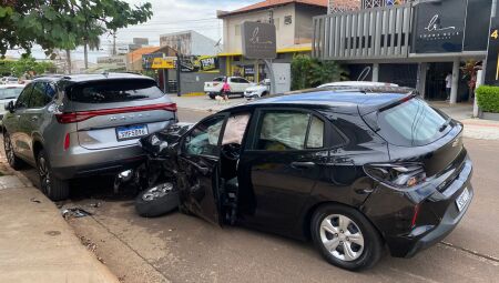 Ônix colidiu na traseira de um Haval que estava estacionado