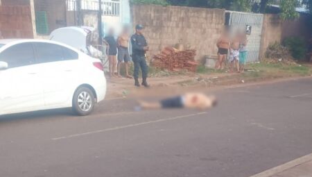 Imagens encaminhadas para a reportagem mostram a vítima caída na rua