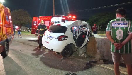Peugeout bateu com violência na mureta